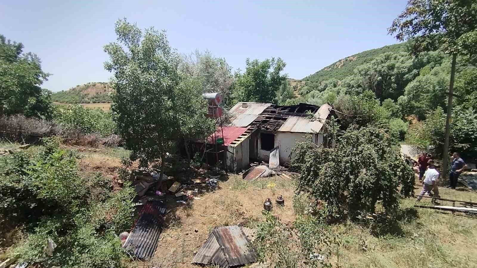 Yaşlı kadını yangından komşusu kurtardı