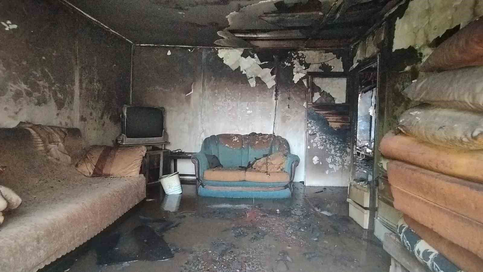 Yaşlı kadını yangından komşusu kurtardı