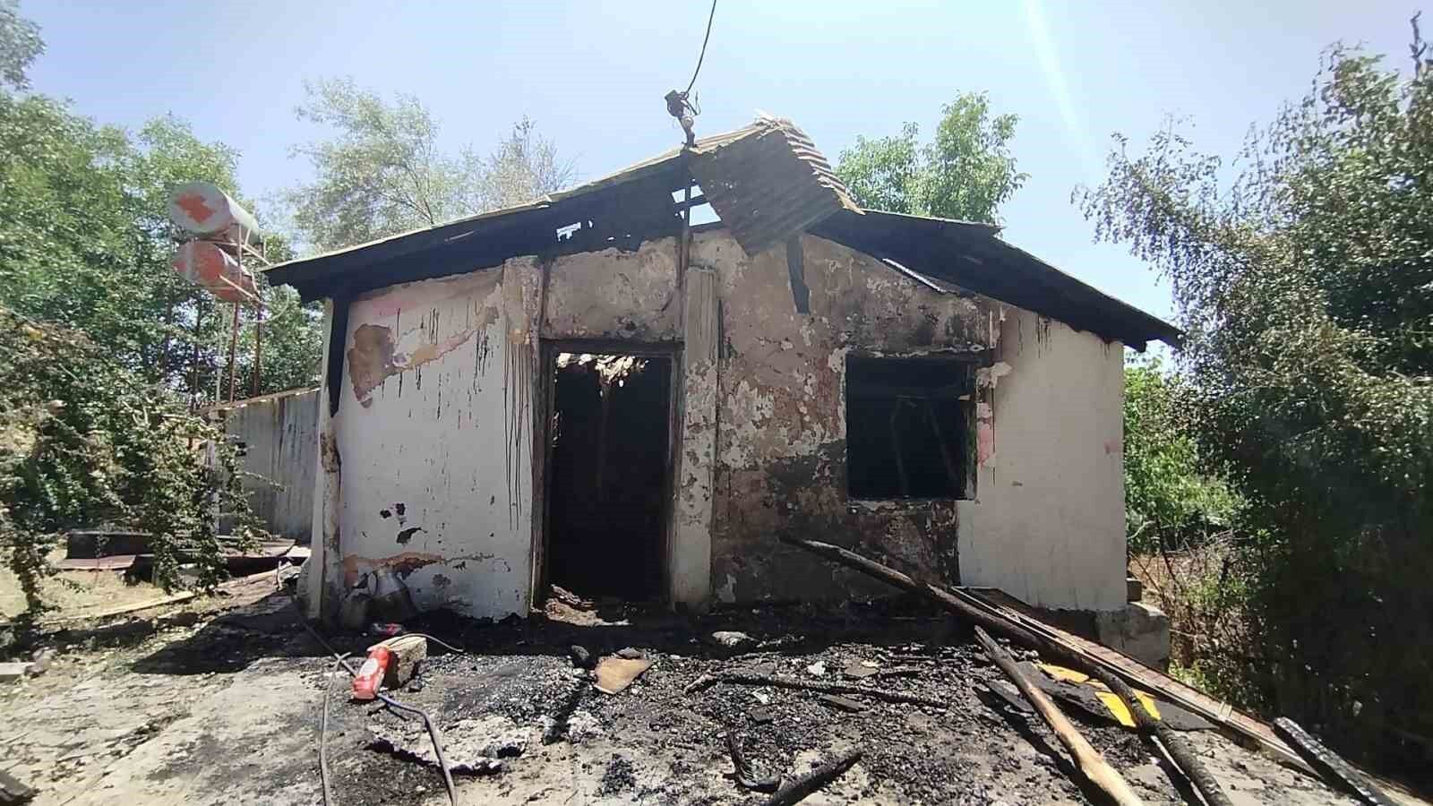 Yaşlı kadını yangından komşusu kurtardı