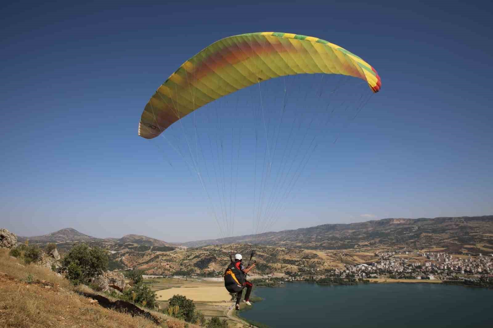 Gölbaşı ilçesinde yamaç paraşütü bölge şampiyonası yapıldı
