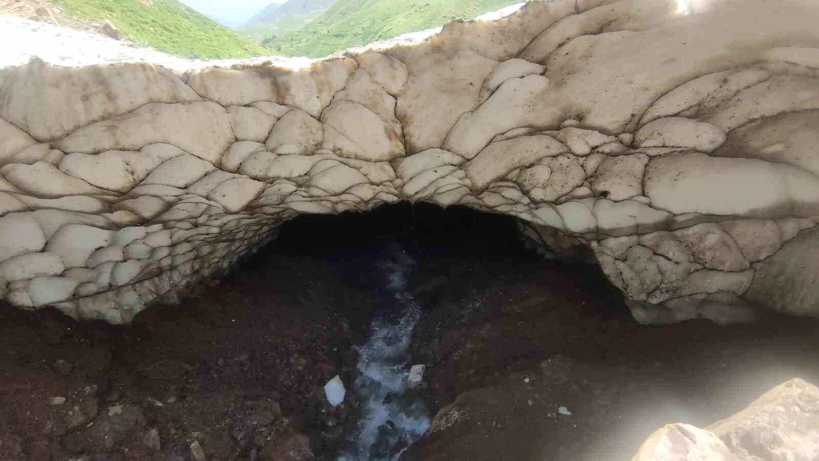 Mahalleli kışın çığın tahrip ettiği sulama kanalı için seferber oldu