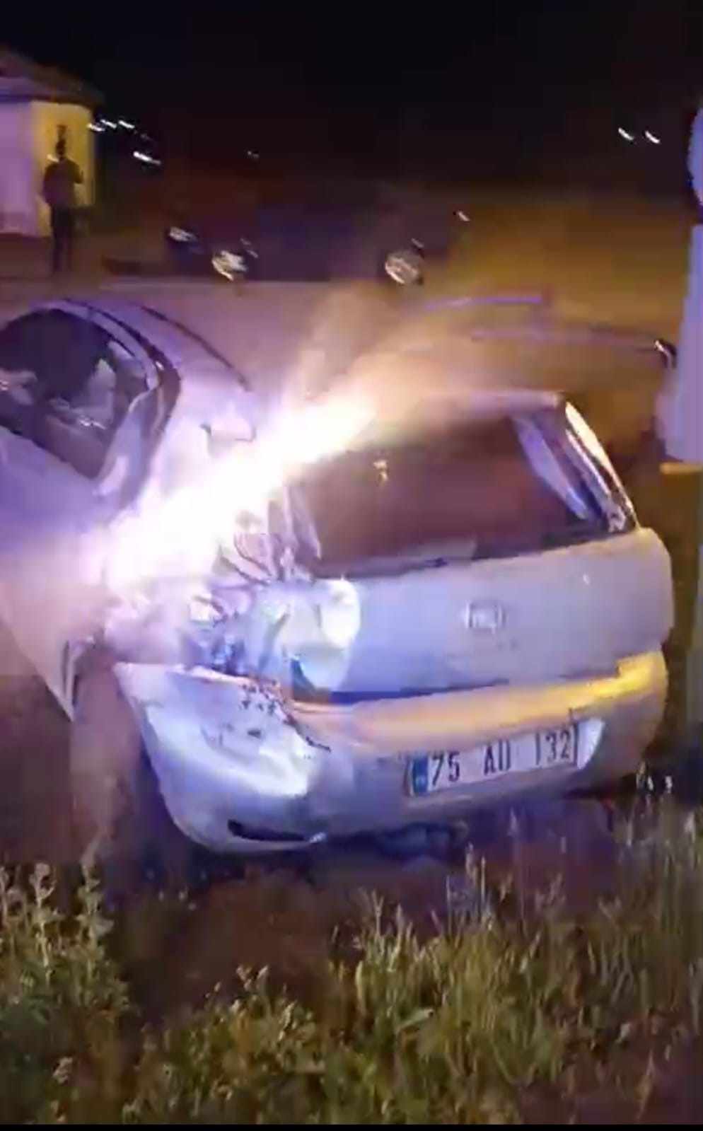 Ardahan’da önündeki araca çarpan otomobil böyle takla attı: 2 yaralı