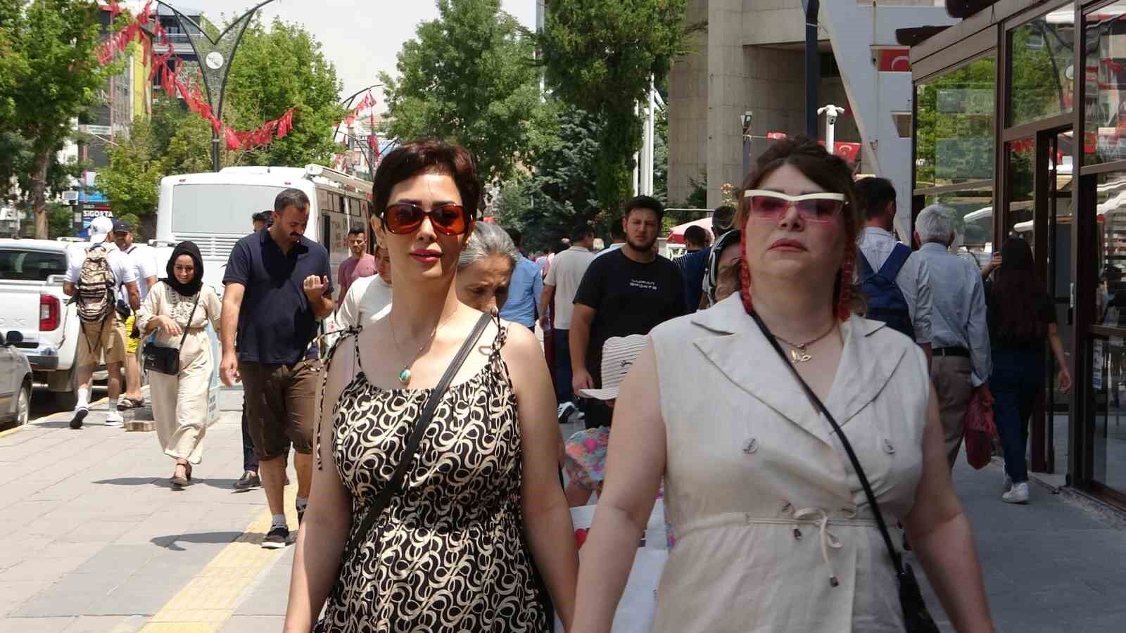 İranlı turistler Aşure tatilini Van’da eğlenerek geçirdi