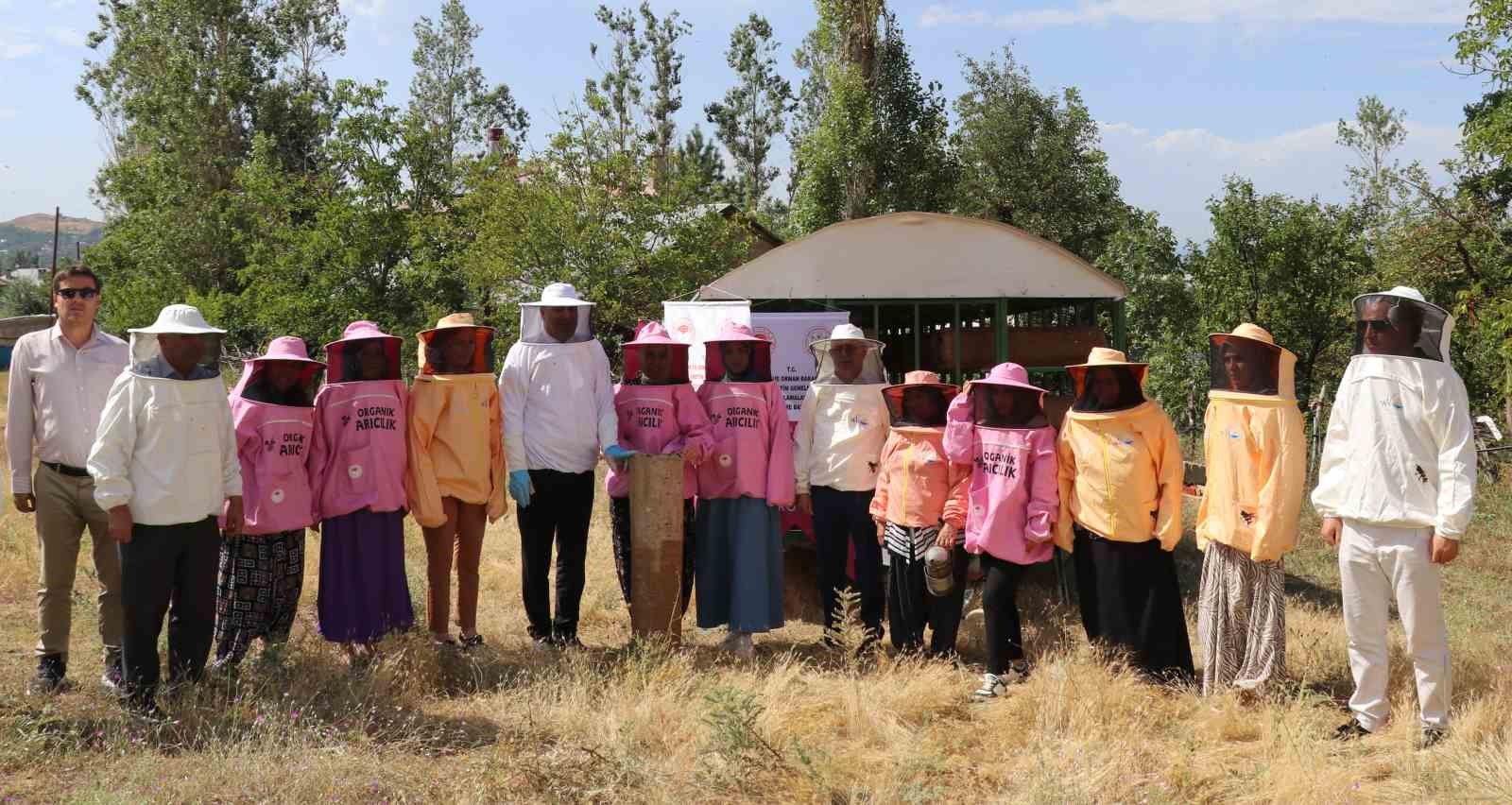 Kadın arıcılara arılı kovan desteği