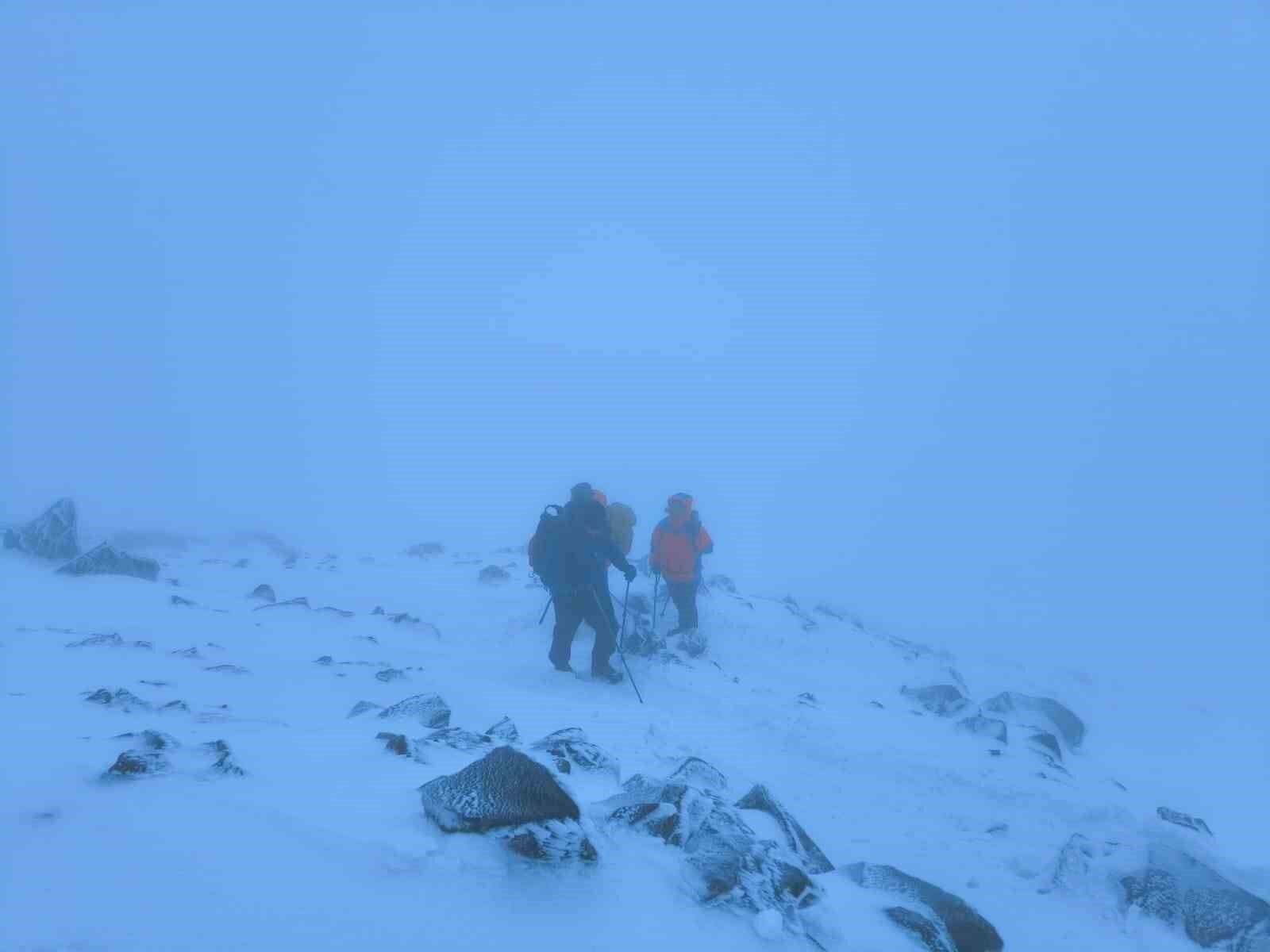 Ağrı Dağı’nda zorlu zirve tırmanışı tamamlandı