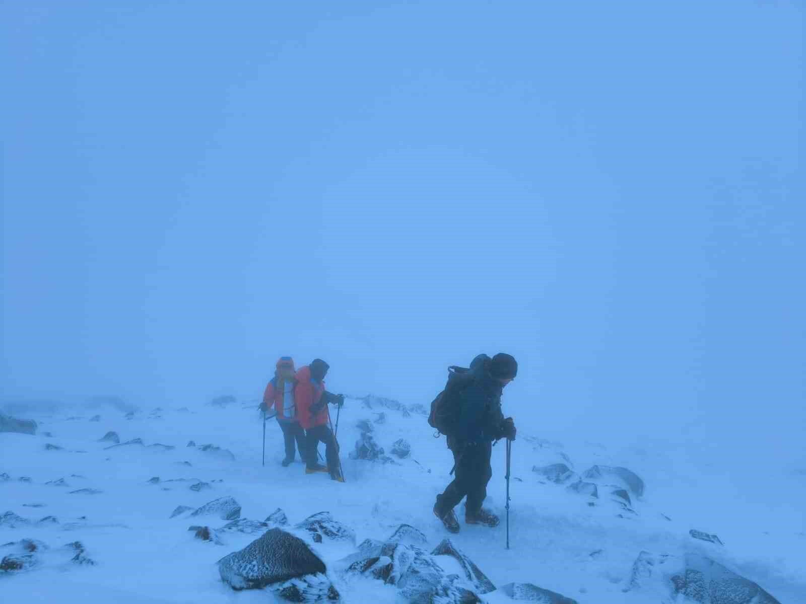 Ağrı Dağı’nda zorlu zirve tırmanışı tamamlandı