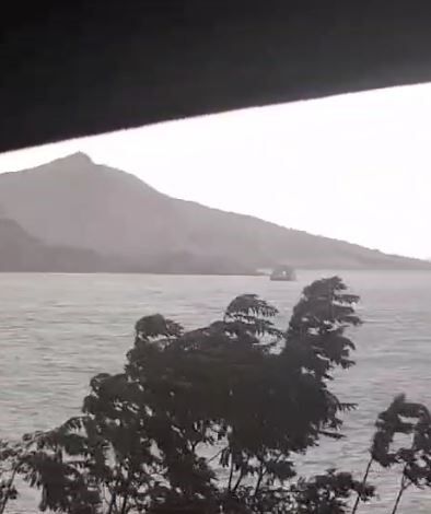 Feribot, şiddetli fırtınadan dolayı iskeleye yanaşamadı