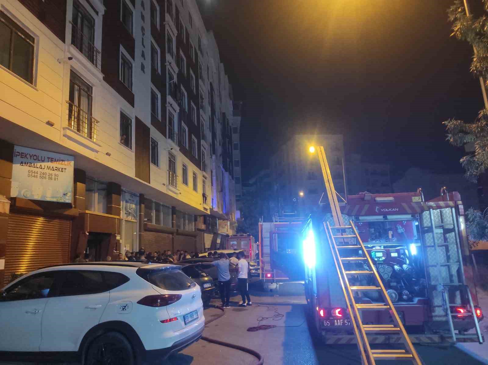 Van’da apartman yangını: 40 kişi dumandan etkilendi