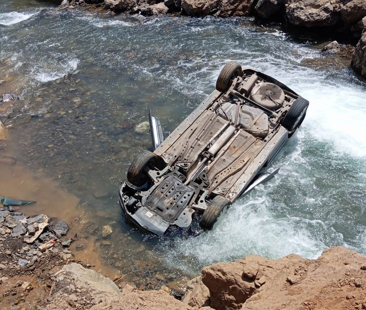 Dereye uçan otomobildeki 3 kişi yara almadan kurtuldu