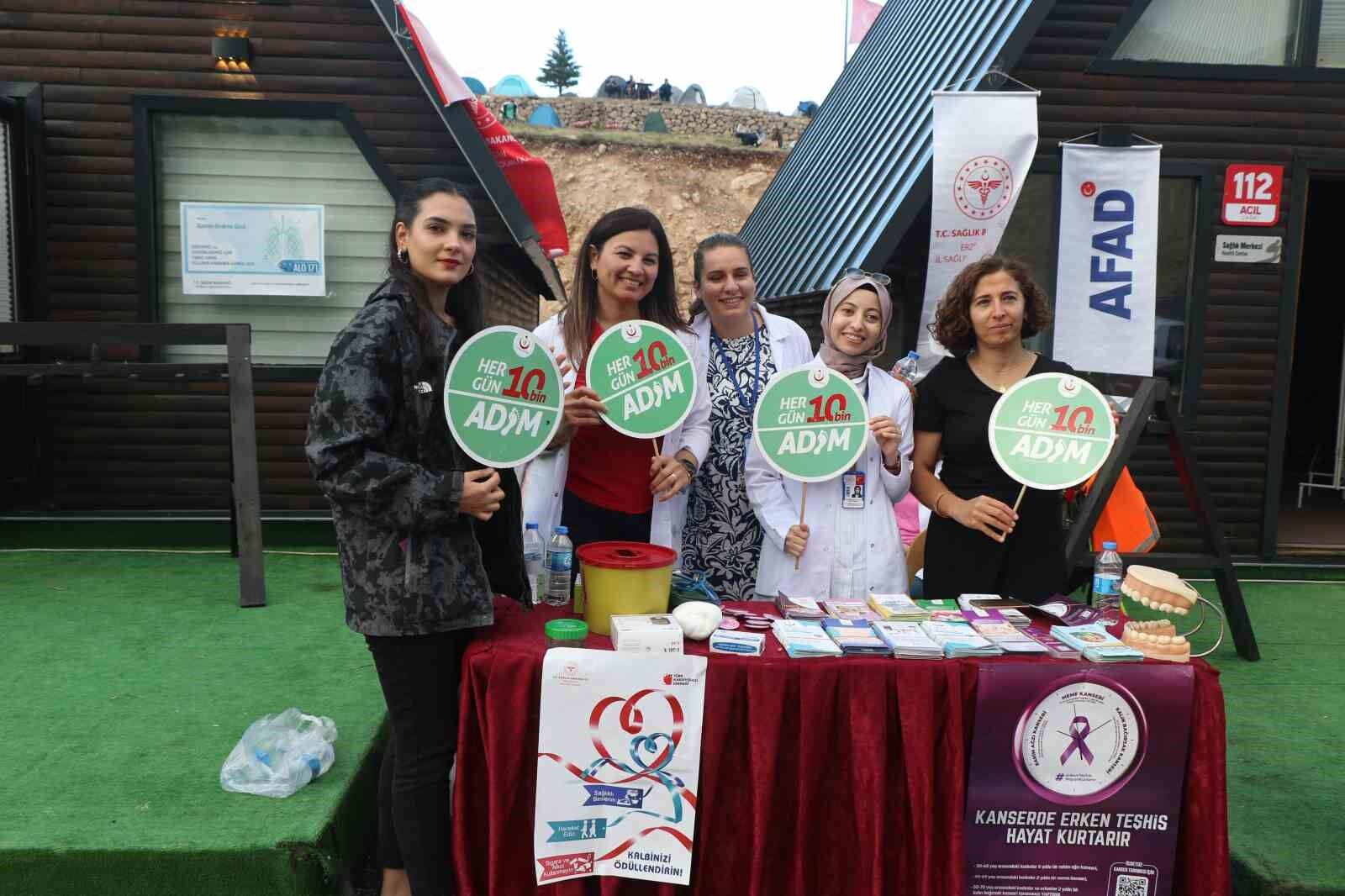 Sağlık ekipleri kansere karşı bilgilendirme çalışmalarını sürdürüyor