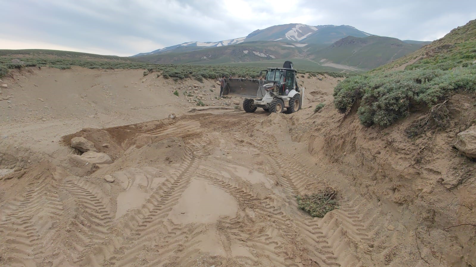 Türkiye’nin en yüksek üçüncü dağı Süphan Dağına yol açma çalışması
