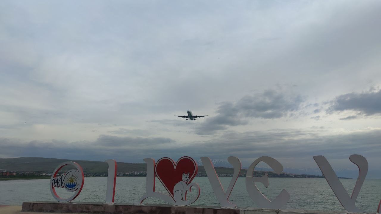 Van’da uçak seferlerinin yetersizliğine tepki