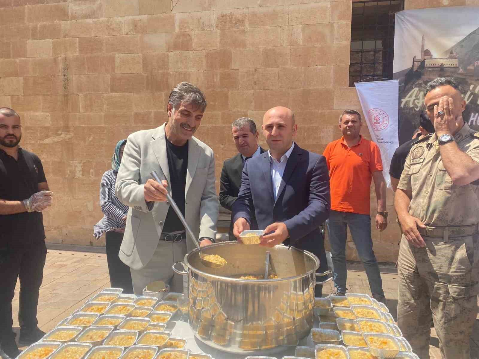 Tarihi Saray’da bin kişilik aşure ikramı