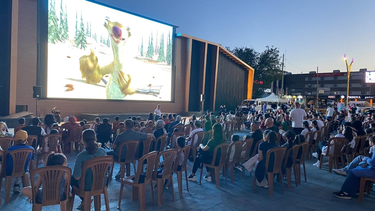 Dev ekranda çocuklara sinema keyfi