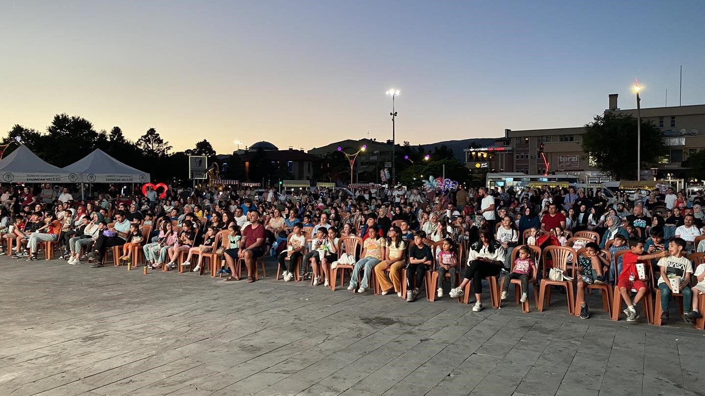 Dev ekranda çocuklara sinema keyfi