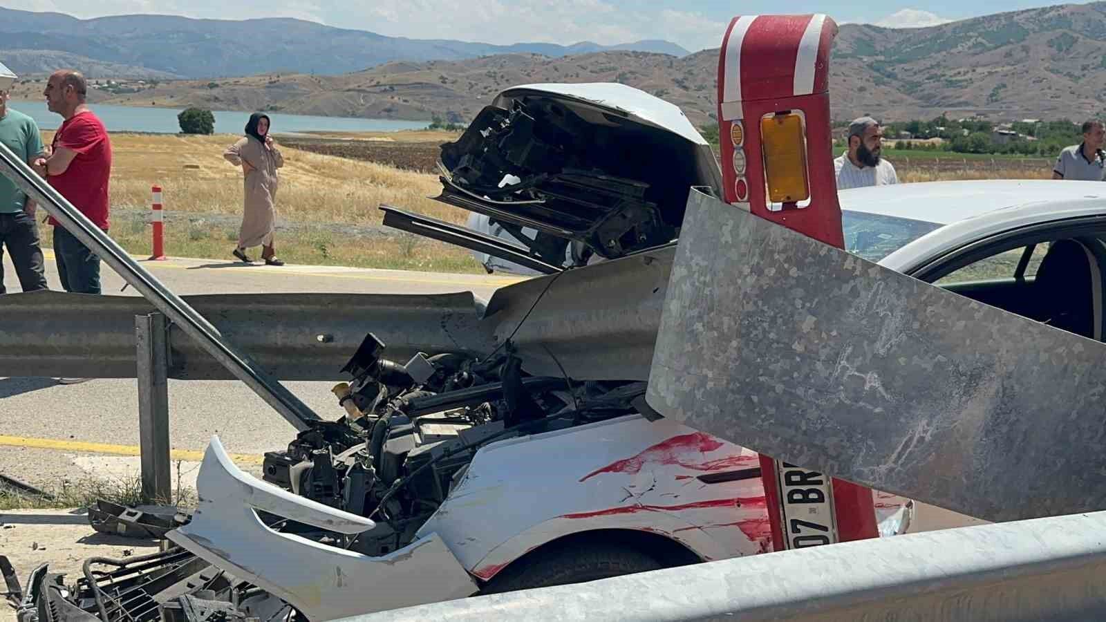 Elazığ’da otomobil bariyerlere saplandı: 4 yaralı