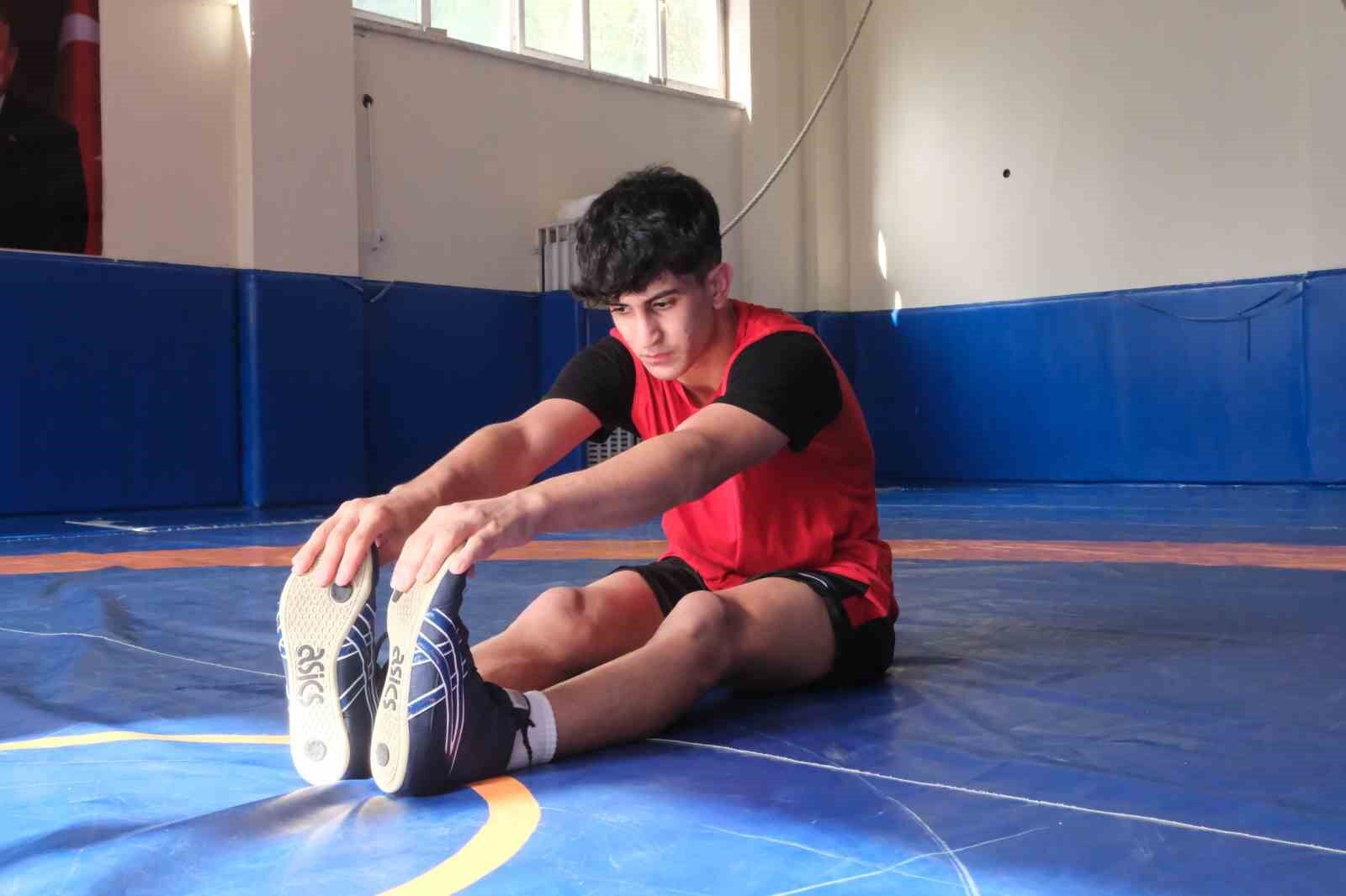 Dedesi ve abisine özenerek güreşe başladı, şimdi hedefi dünya şampiyonluğu