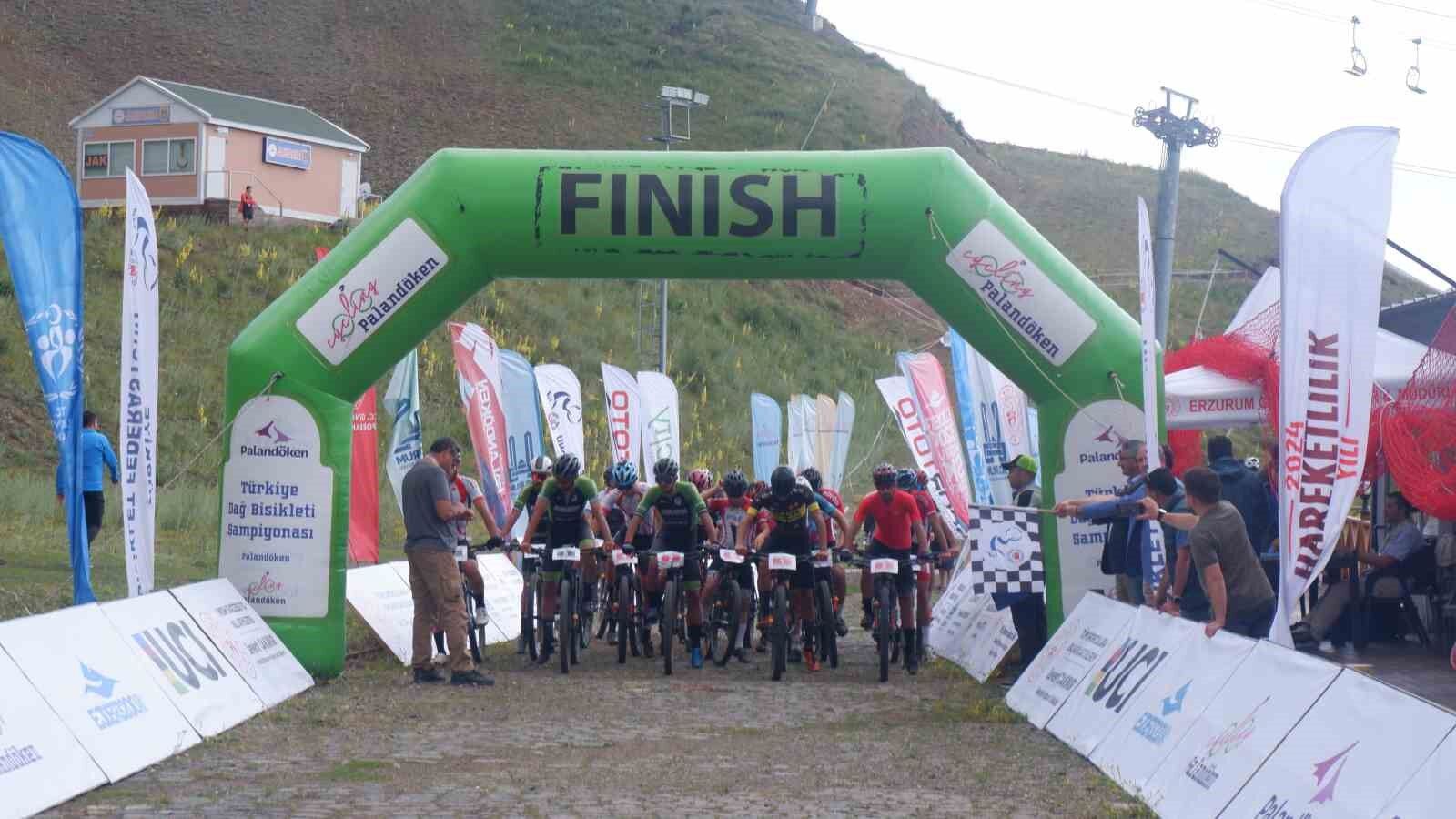 Pedallarını Palandöken’in zirvesinde çevirdiler