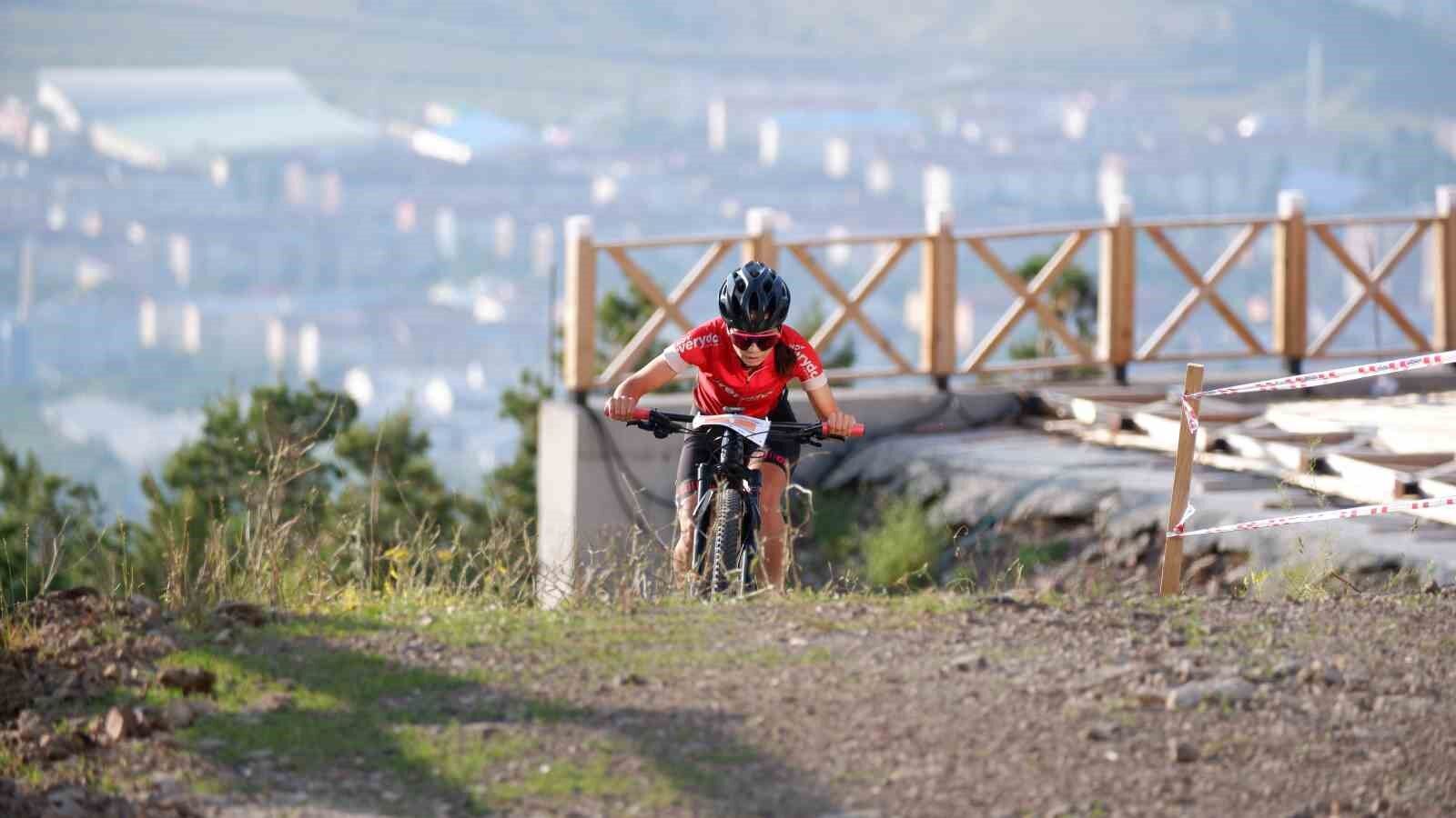 Pedallarını Palandöken’in zirvesinde çevirdiler