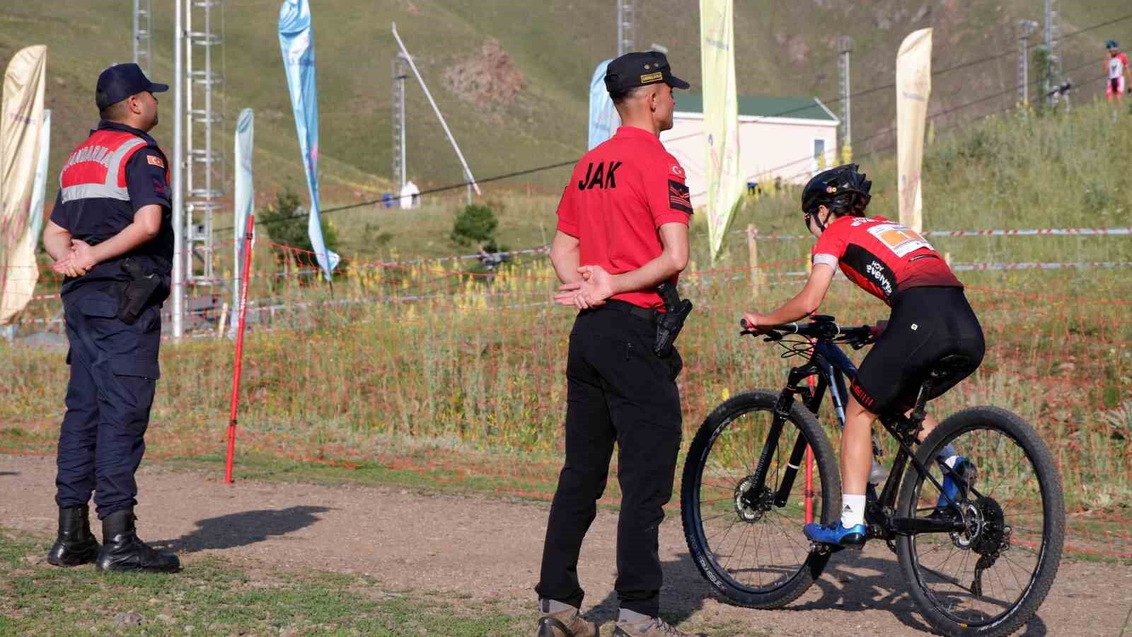 Pedallarını Palandöken’in zirvesinde çevirdiler