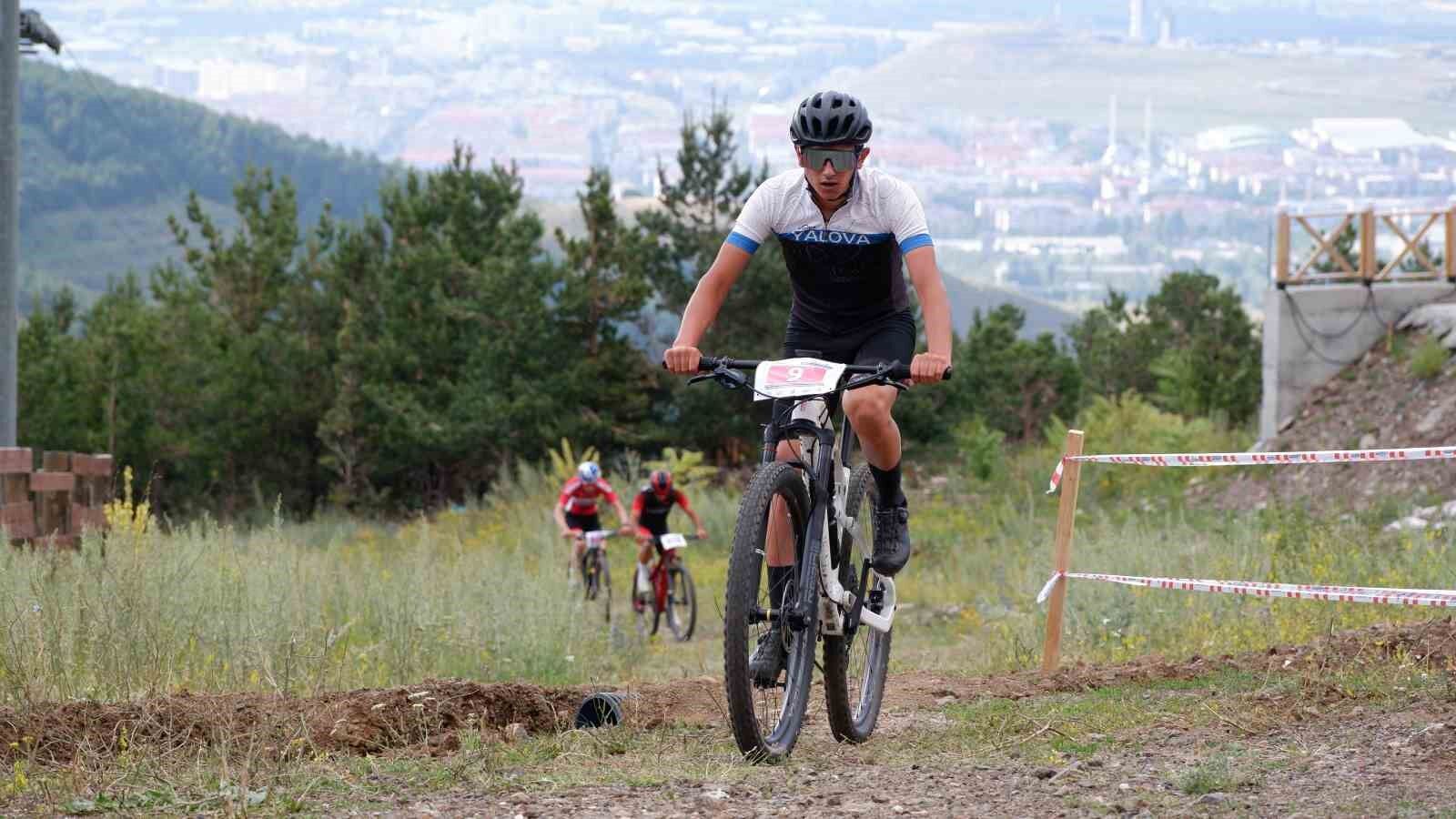 Pedallarını Palandöken’in zirvesinde çevirdiler