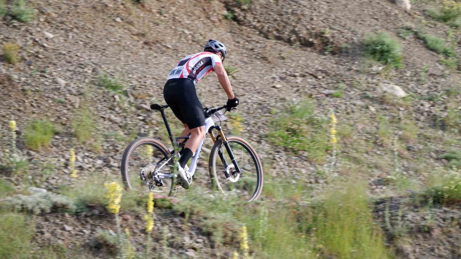 Pedallarını Palandöken’in zirvesinde çevirdiler