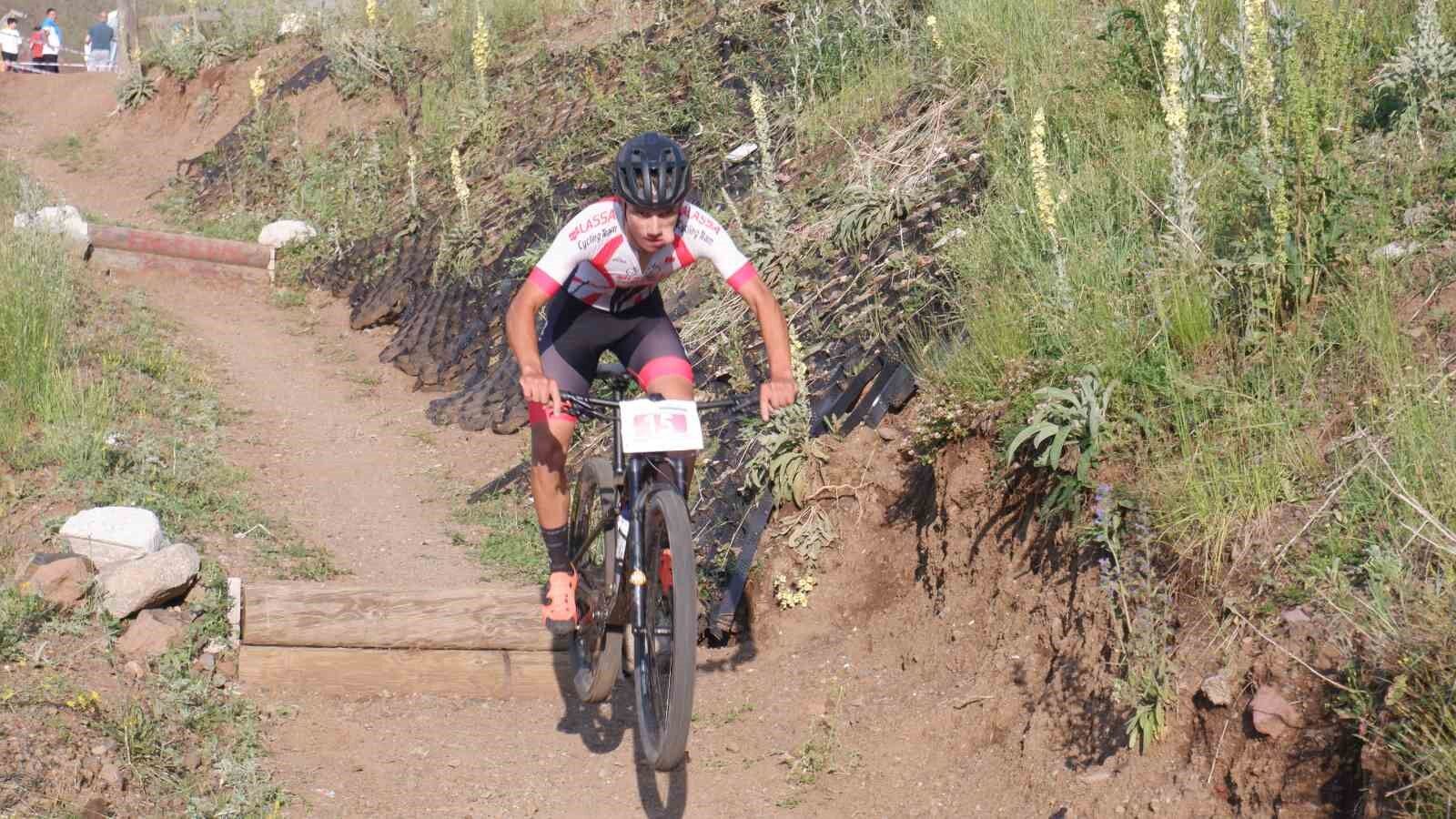 Pedallarını Palandöken’in zirvesinde çevirdiler