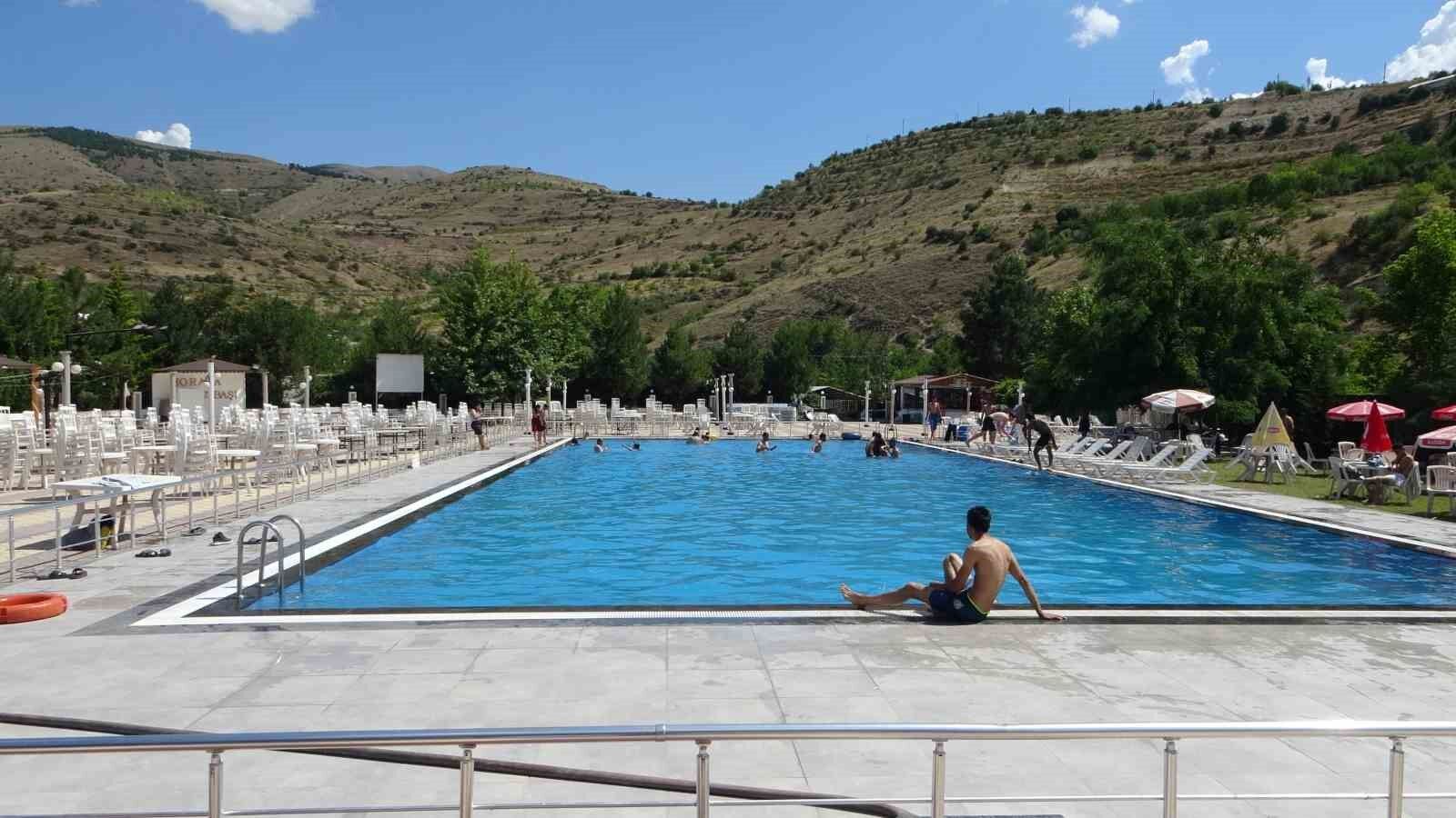 Sıcak hava bunalttı, havuzlar doldu