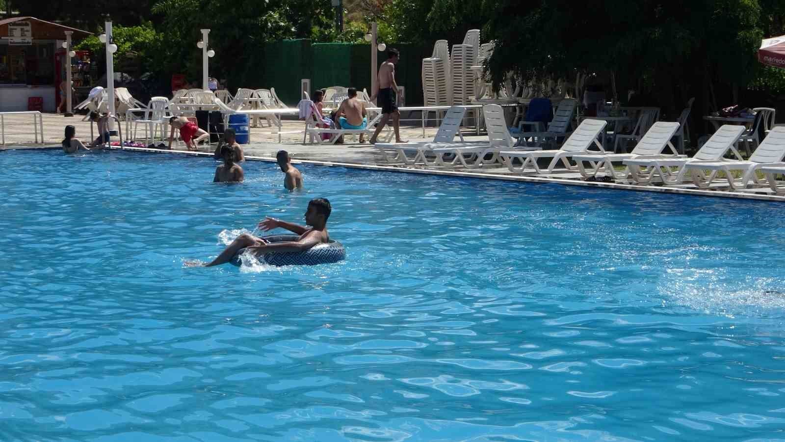 Sıcak hava bunalttı, havuzlar doldu