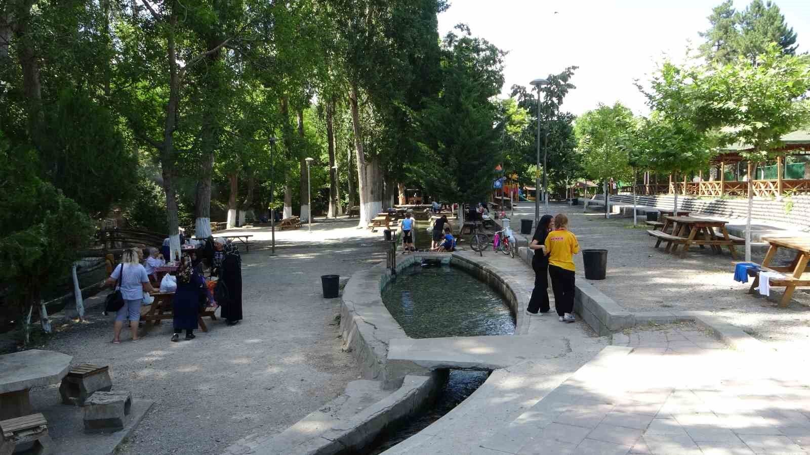 Sıcak hava bunalttı, havuzlar doldu