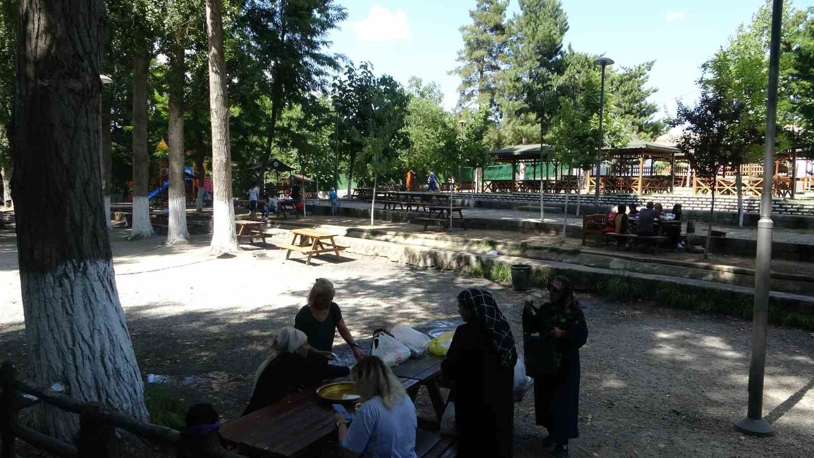 Sıcak hava bunalttı, havuzlar doldu