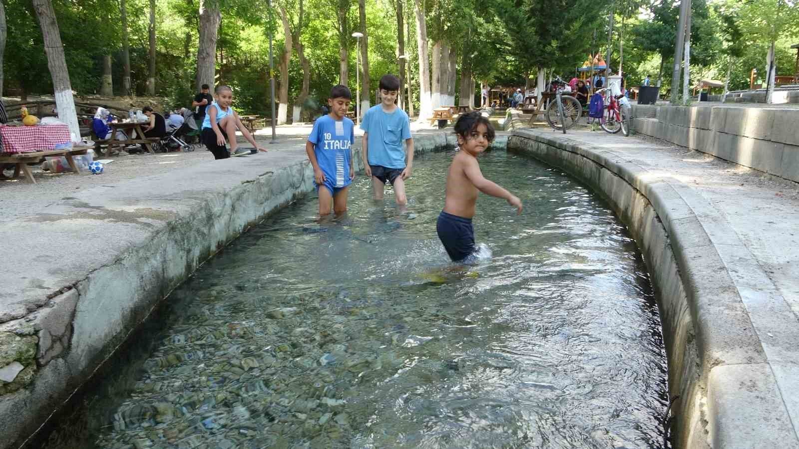 Sıcak hava bunalttı, havuzlar doldu