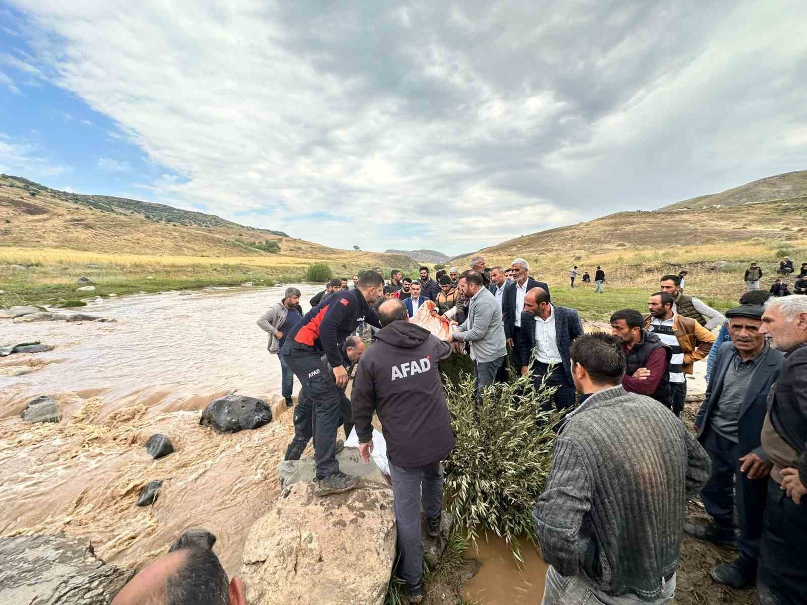 Sele kapılan çoban 30 kilometre sürüklendi