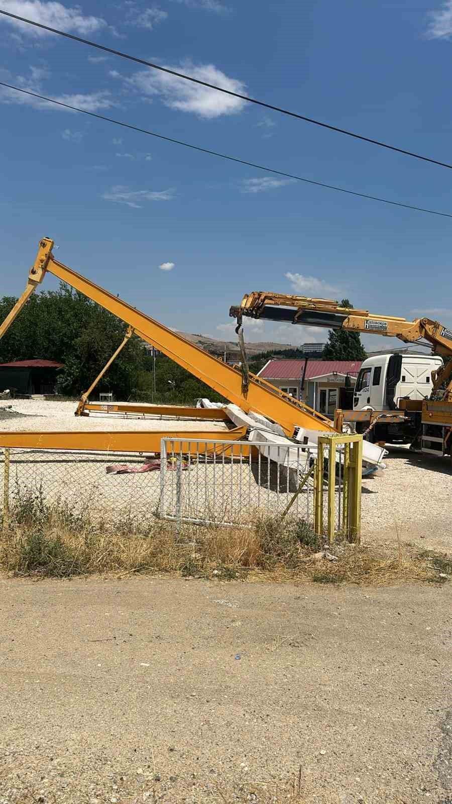 Düşen yıldırım 40 tonluk vinci devirdi