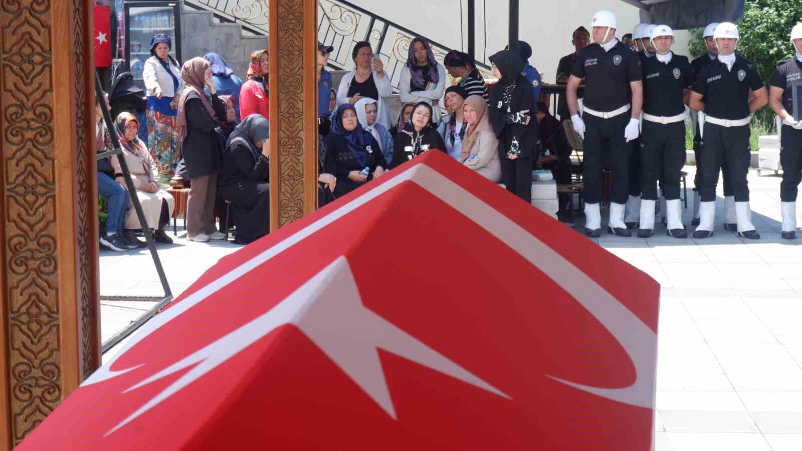 Komiser ve annesi son yolculuğuna dualarla uğurlandı