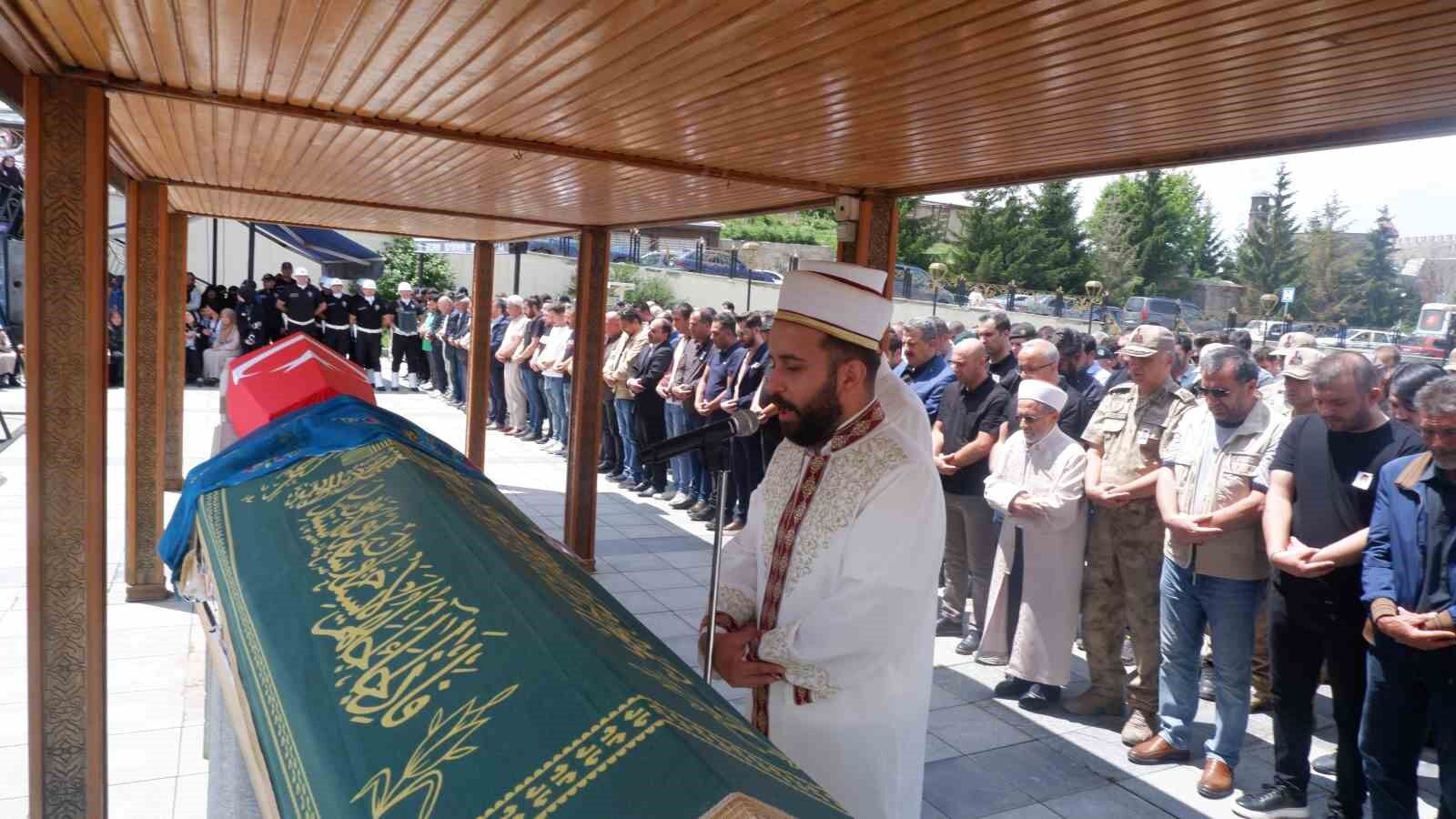 Komiser ve annesi son yolculuğuna dualarla uğurlandı