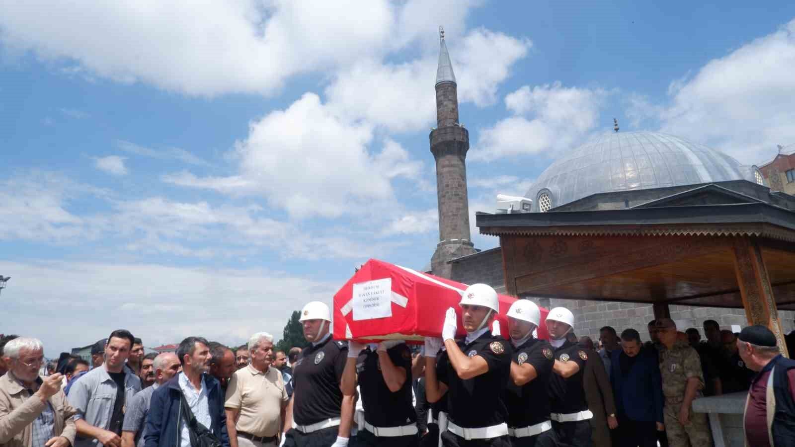 Komiser ve annesi son yolculuğuna dualarla uğurlandı