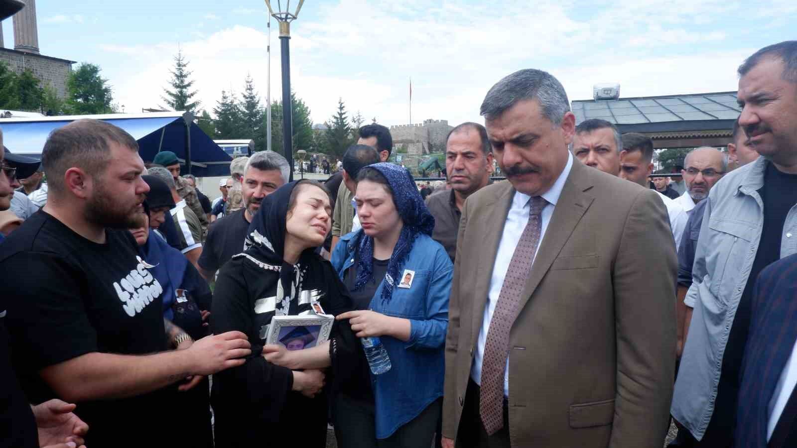 Komiser ve annesi son yolculuğuna dualarla uğurlandı