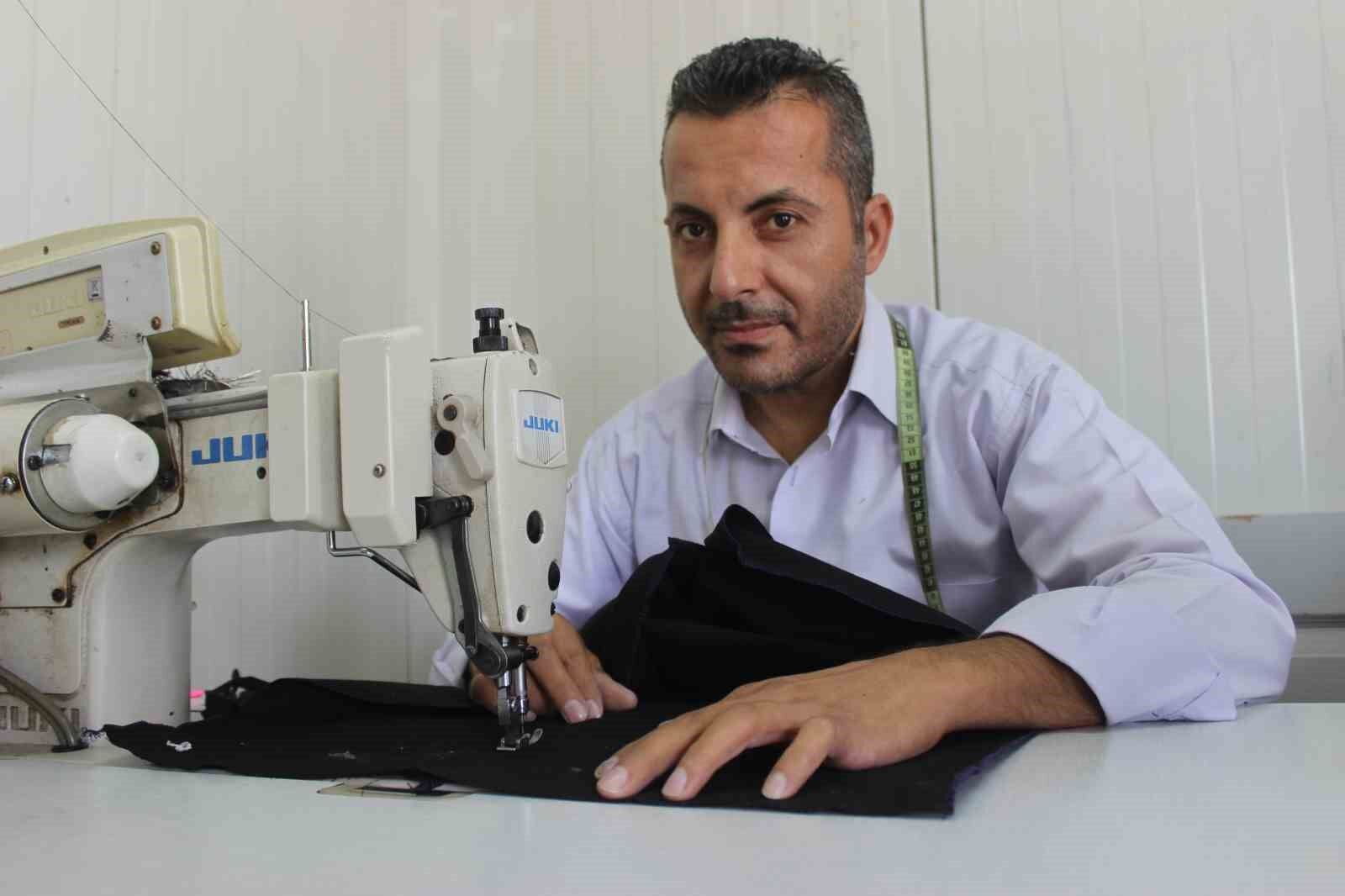 Depremin yıkamadığı 30 yıllık terzi kardeşler, mesailerini konteyner iş yerinde sürüdrüyorlar