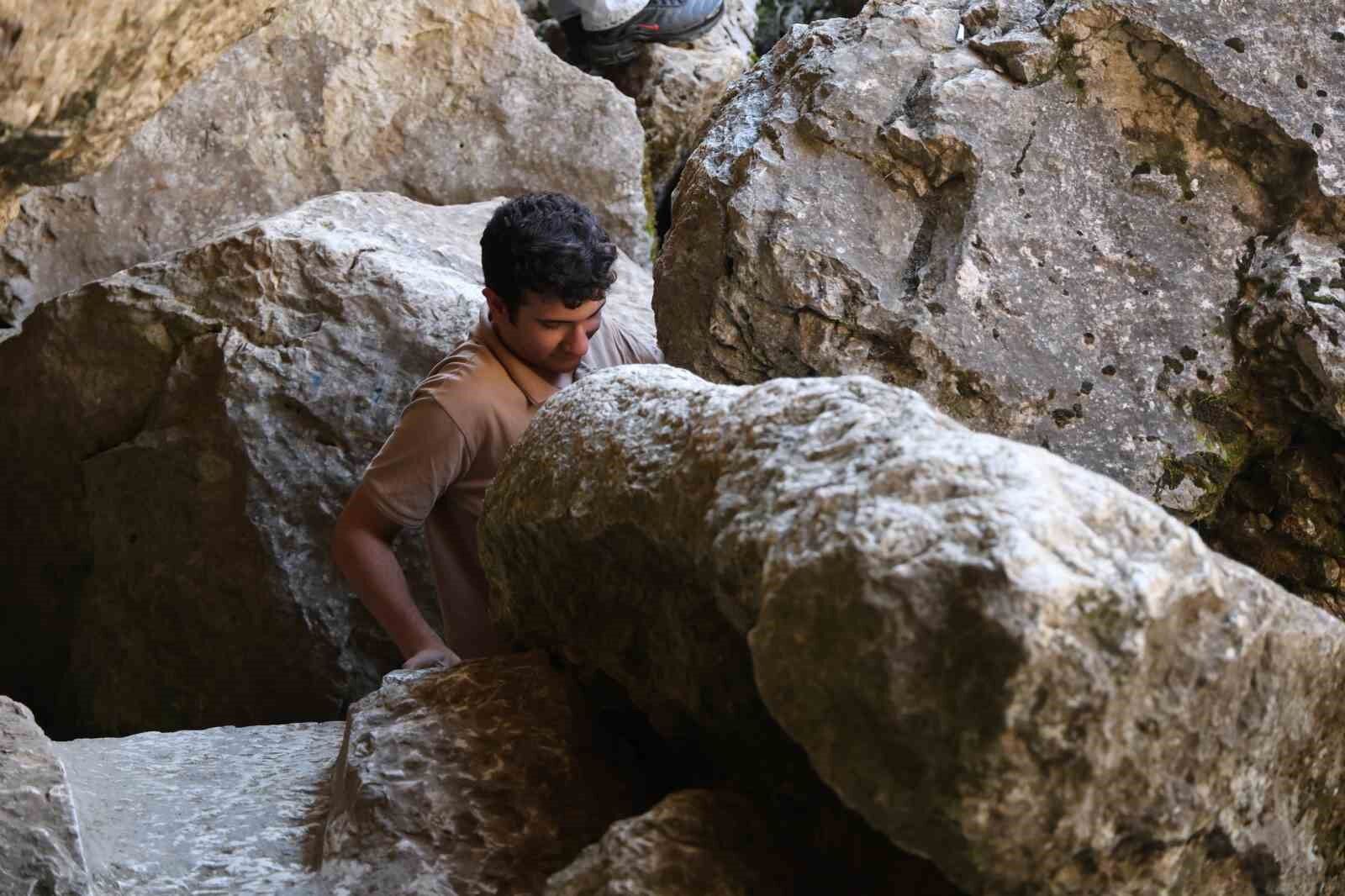 Sıcaktan bunalan vatandaşlar Buzluk mağarasına akın etti