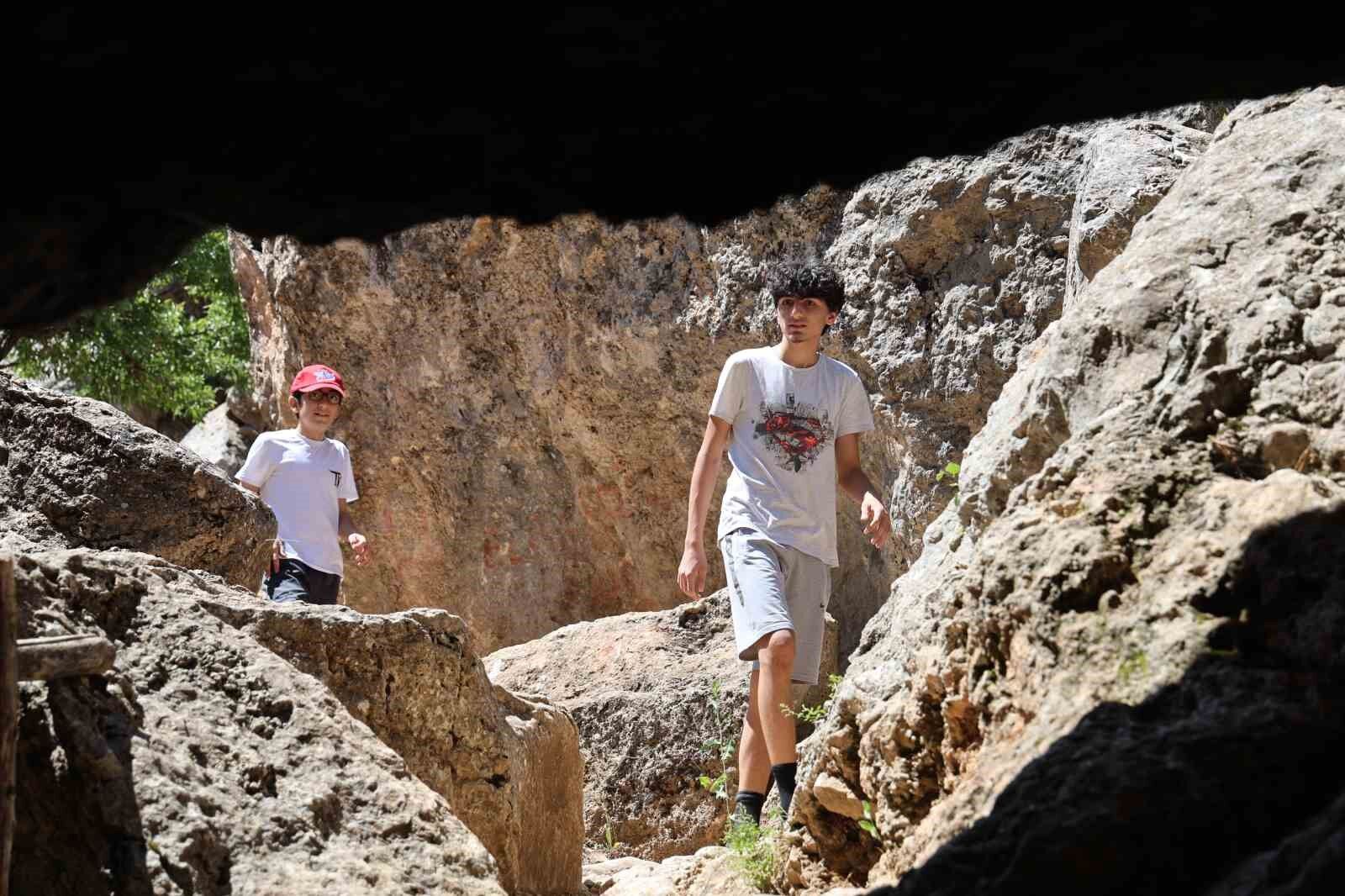 Sıcaktan bunalan vatandaşlar Buzluk mağarasına akın etti