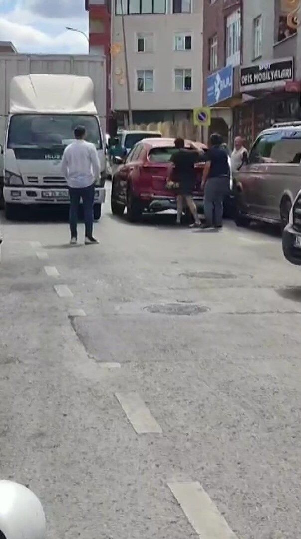 Sultanbeyli’de trafikte terör: Baba ile engelli oğluna bijon anahtarı ile saldırdı