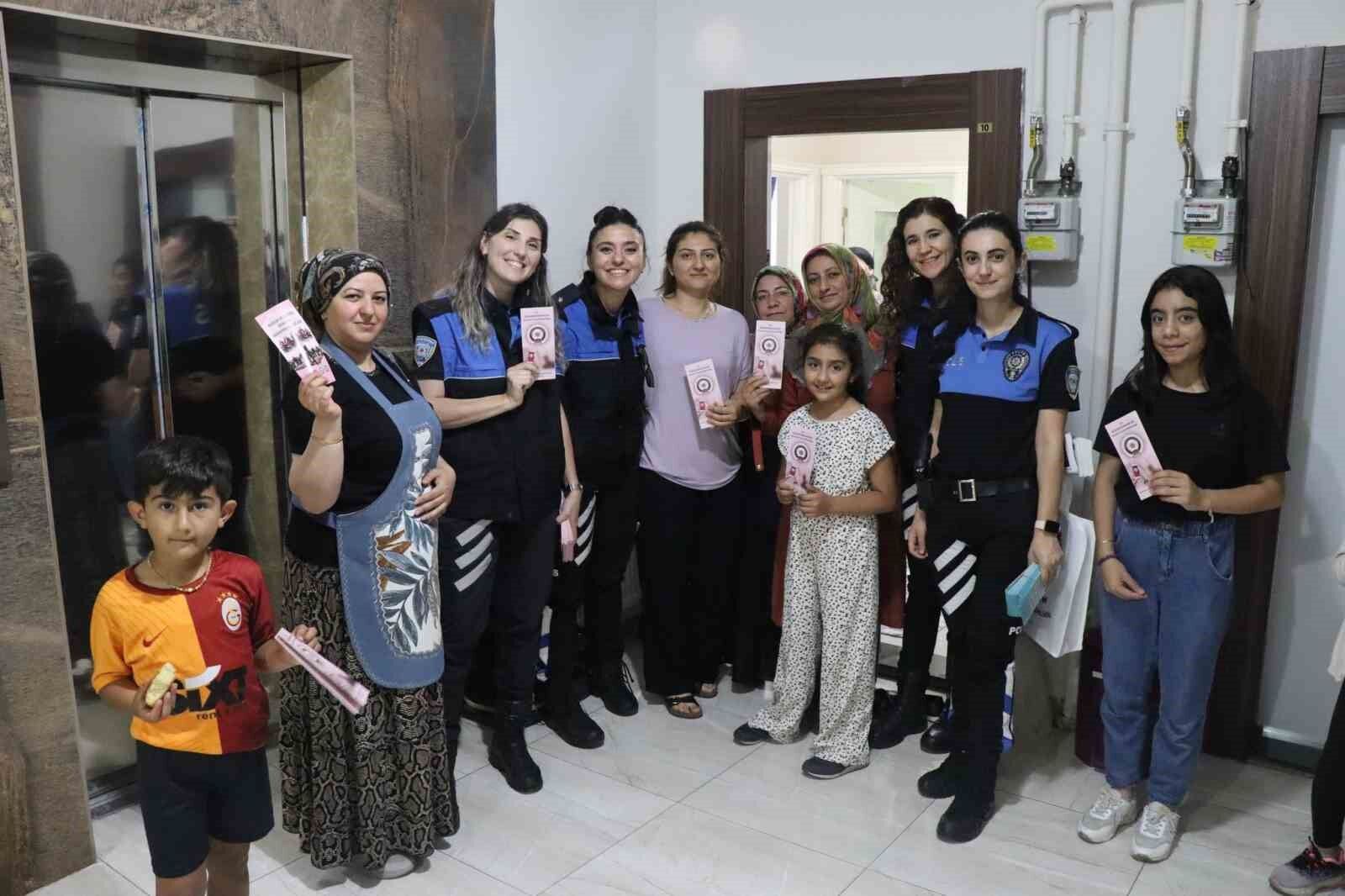 Polis Erzurum’da çocuklarla futbol oynadı, evleri ziyaret etti