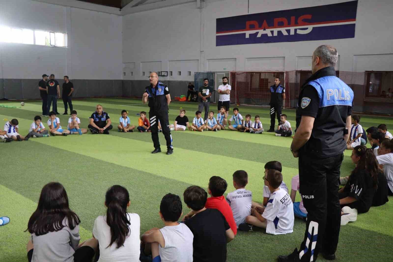 Polis Erzurum’da çocuklarla futbol oynadı, evleri ziyaret etti