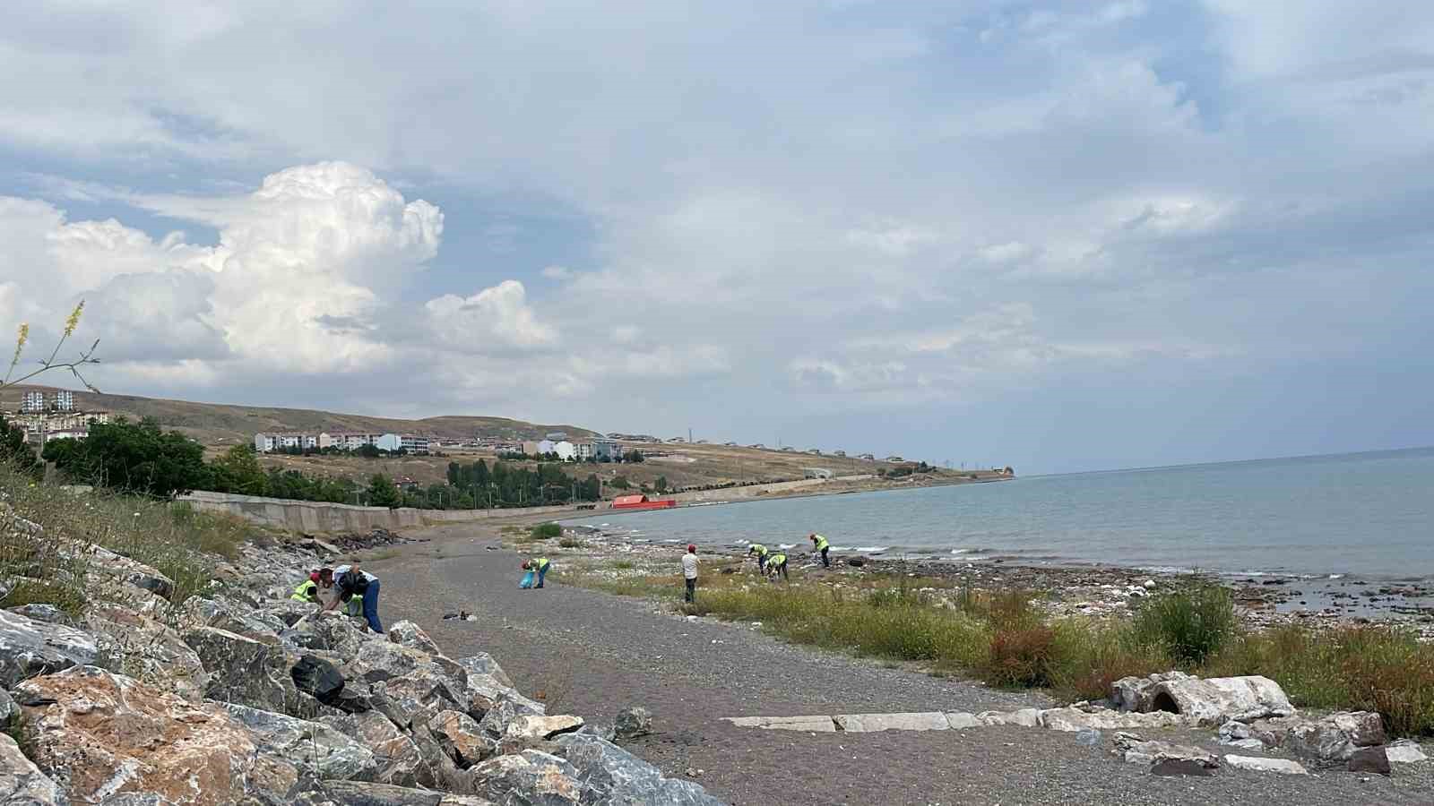 Van Gölü kıyılarında temizlik çalışması