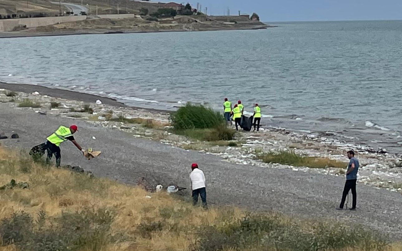 Van Gölü kıyılarında temizlik çalışması