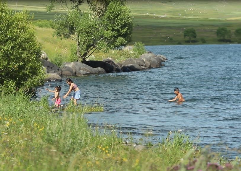 Çocuklar Çıldır Gölü’nde serinliyor