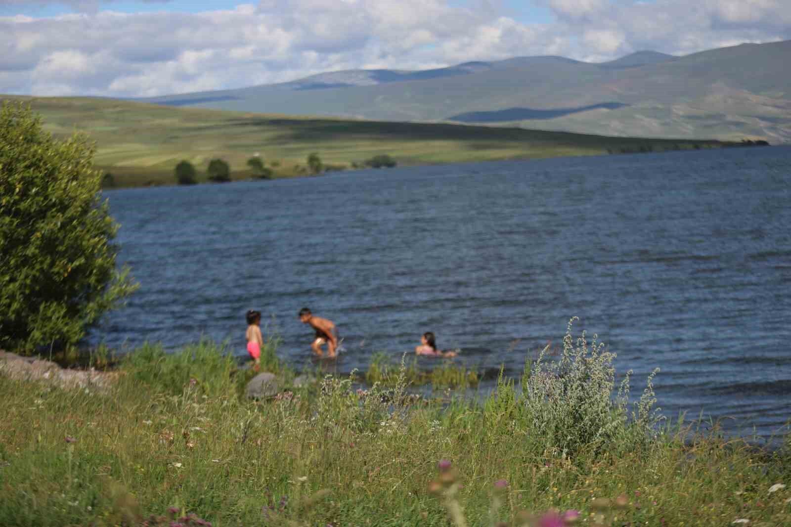 Çocuklar Çıldır Gölü’nde serinliyor