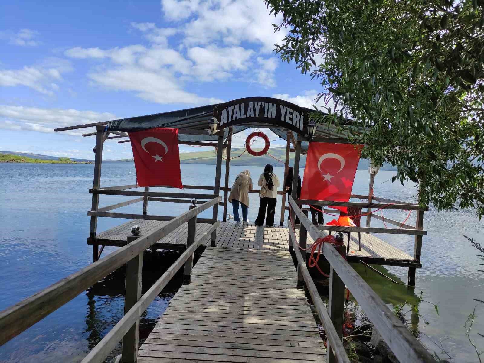 Çocuklar Çıldır Gölü’nde serinliyor