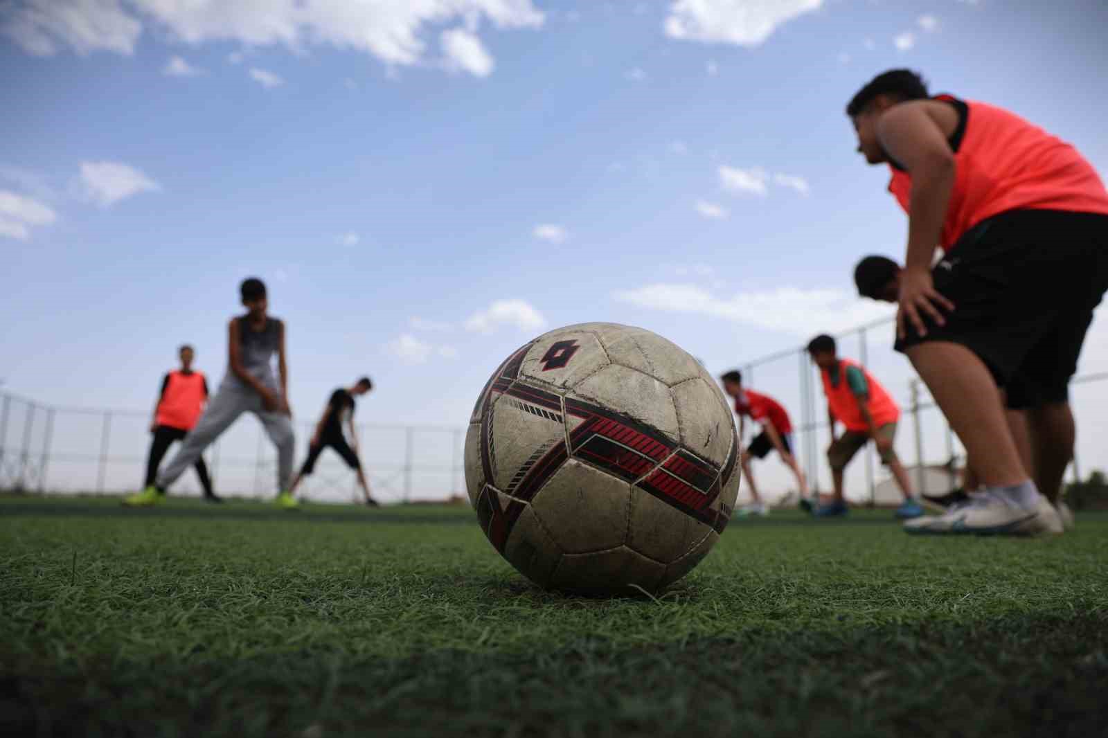Amatör futbolcu, çocuklara kitap okuma tutkusunu futbolla aşılıyor